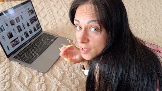 Üvey kız üvey annesi evde yokken üvey yarağını ağzına almak ve derinden emmek istedi.