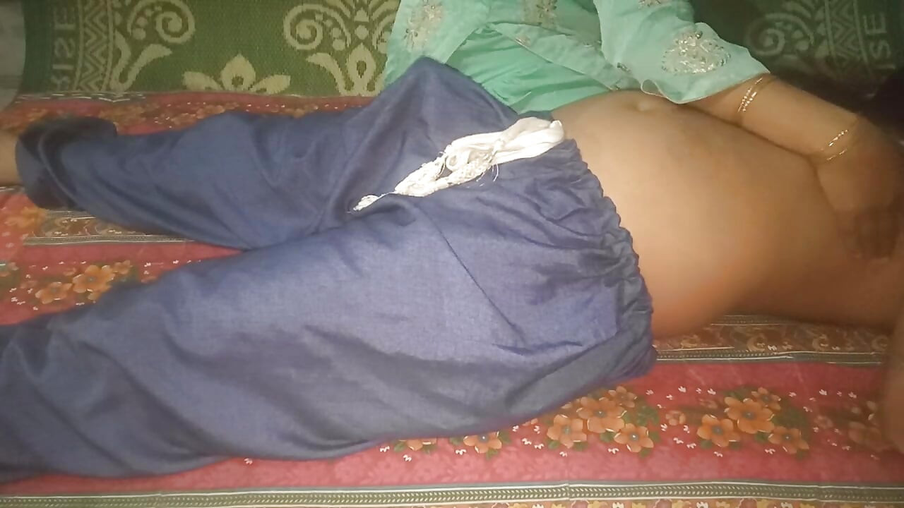 Öğretmen sevimli ateşli bakire öğrencisini baştan çıkardı. Hintli bakire liseli kız ilk kez (sınıf) öğretmenle seks yapıyor