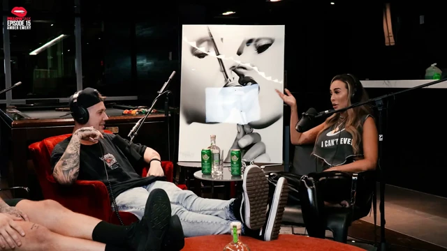 Amber Emery büyükbabanın küllerini kokluyor ve göğüslerini teşhir ediyor