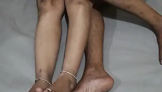 Hintli evli kadın evden sıkı çalışmaya odaklanıyor