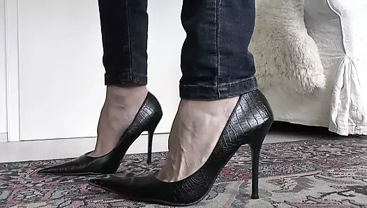Son derece sivri yüksek topuklu bayan Victoria Valente talimatları sıvazlıyor ve sivri topuklu ayakkabılar için harika bir boşalma