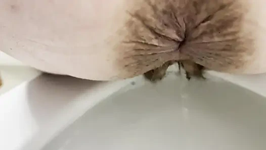 Tuvalette işiyor ve duş alıyor