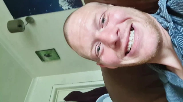 Karen onu doldurduktan sonra horoz temizleme