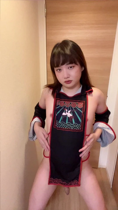 Мастурбирует с пиздой промежности