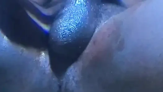 Olgun büyük yaraklı genç kız kulüp eğlence evinde çıplak mastürbasyon yapıyor