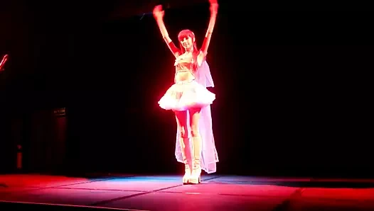 Beckii ateşli bir kıyafetle acımasız dans ediyor