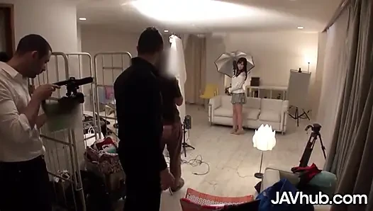Azgın ve sürtük yui kyono erkekler tarafından soyunuyor ve oyuncakla sikiliyor