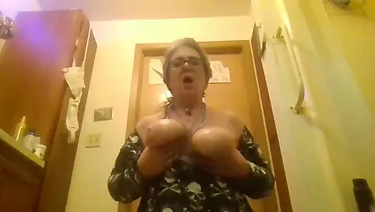 Yeni model ateşli vibe büyük dildolarla striptiz yapmaya ve kendine dokunmaya çalışıyor