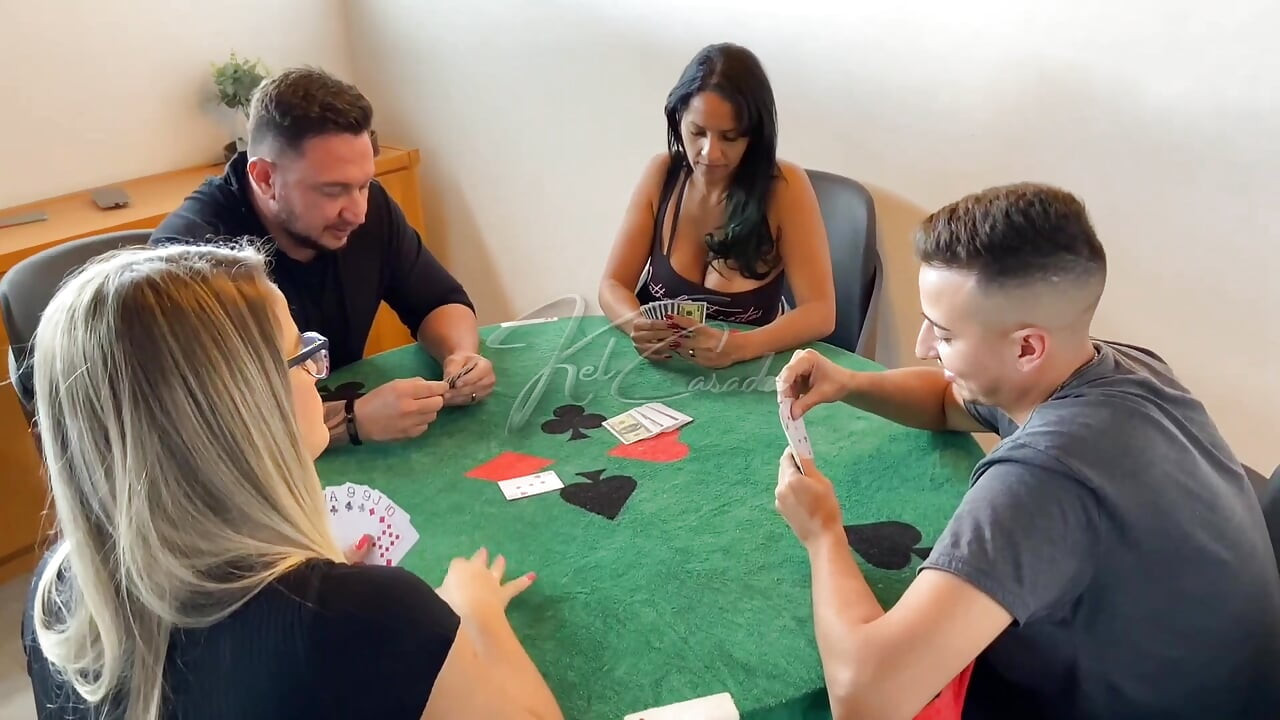 Kart oyunu bir çift takası haline geldi.