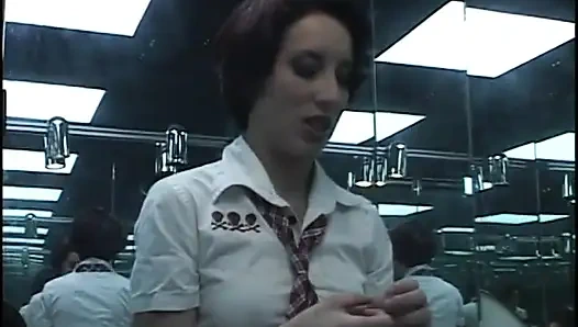 Masum genç kız götten sikişmeyi nasıl hissettirdiğini denemek istiyor