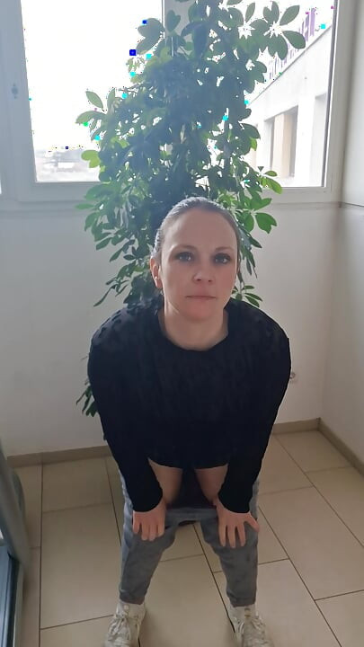 Alman tombul ev hanımı Saskialove spor salonunda bir yabancının önünde kendini tatmin ediyor ve ıslak amını gösteriyor.