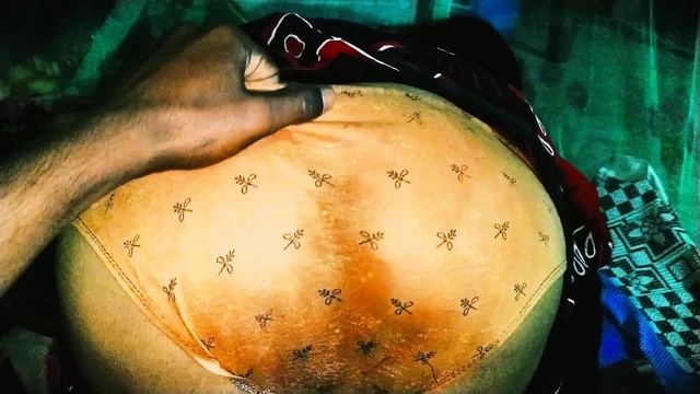 Ateşli yenge parmaklıyor ve sert sikişiyor