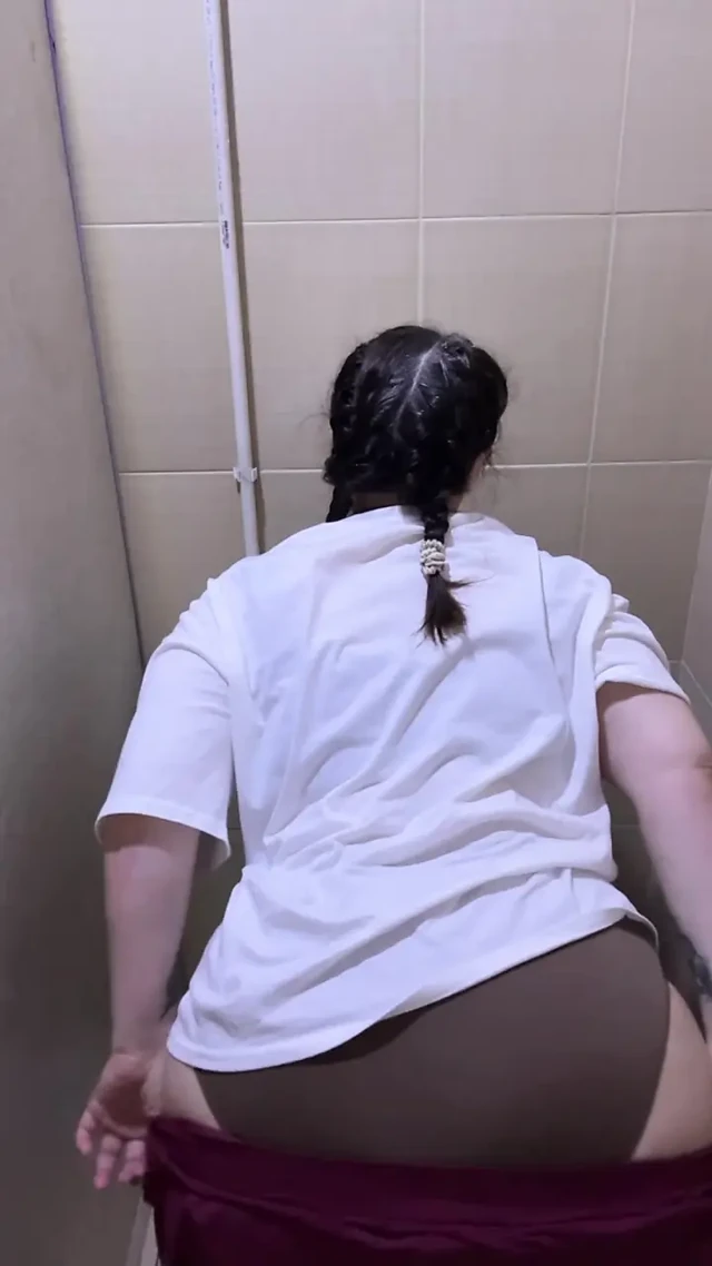 Bir gece kulübünde umumi tuvalette mastürbasyon