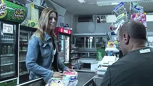 Sarışın orta yaşlı seksi kadın amcık sikişiyor, pazarda büyük yarak emiyor