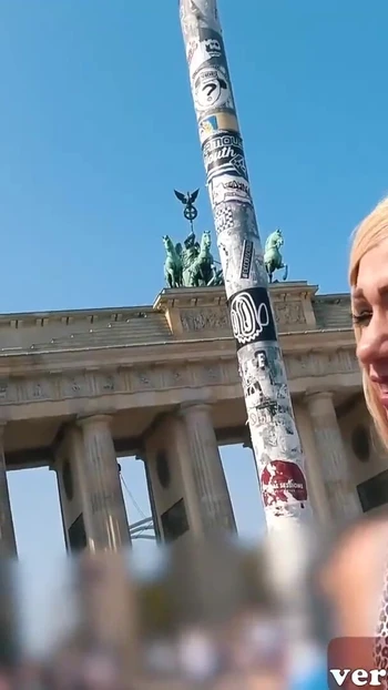 Эпический момент от "Молодая немецкая блондинка с натуральными сиськами во время свидания"