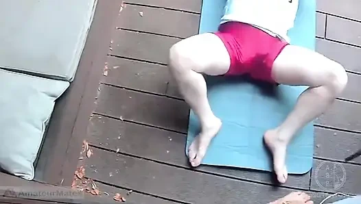 Amatör bir güreş maçını kaybettikten sonra, jules, hala kızıl bekarında, boyun eğmek zorunda