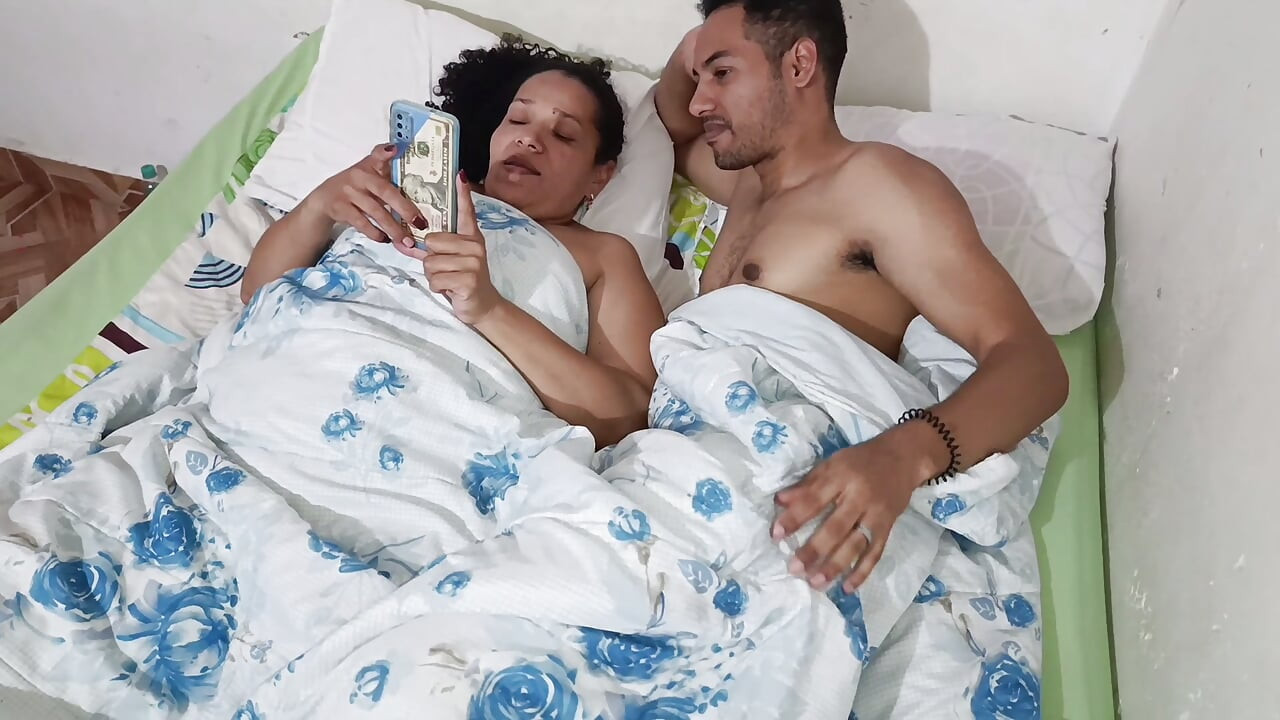 Büyük götlü baldızımla harika seks yaptım. Onu film izlemeye davet ettim ve sulu amını siktim.