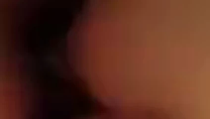 Bebek anne bir bebek için zıplıyor