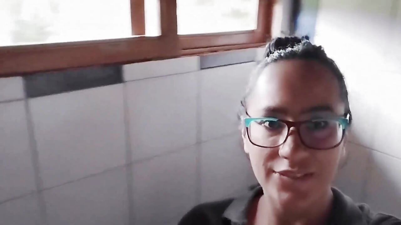 Komşumun evinde çıplak amcığını teşhir ediyor