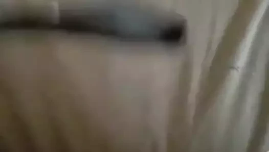 Yaramaz kız kendi amına şaplak atıyor.