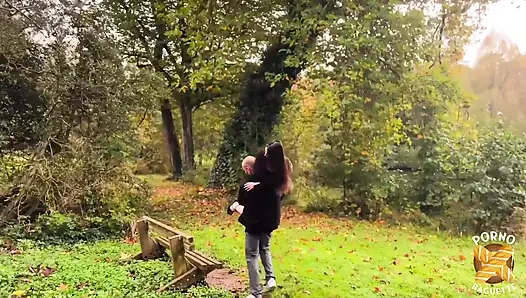 Vénus, güzel esmer, sert sikişmeyi seviyor