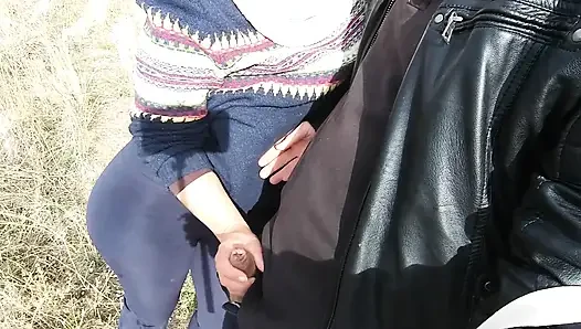 BAKıŞ AÇıSı SOKAKTA ORAL SEKS VE BÜYÜK GÖTLÜ KıZı SIKIYOR