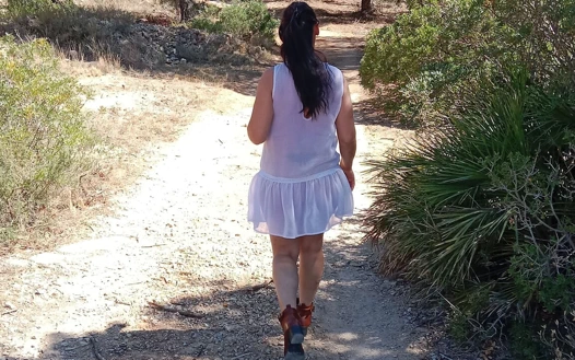 Dağlarda çıplak yürüyüş. Tamamen Çıplak