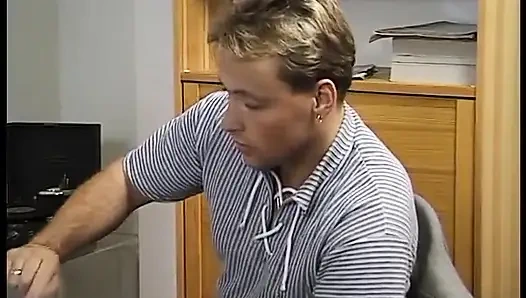Seksi sarışın genç kız bacaklarını açıyor ve amını siktiriyor