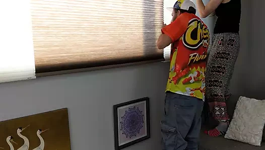 Röntgencilerin pencereden insanları izlemesi