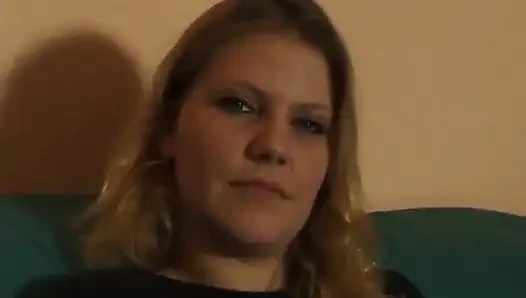 Sarışın hatun oyuncu seçmelerinde amını ovuyor ve parmaklıyor
