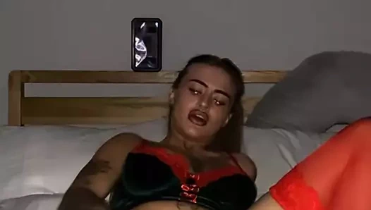 Büyük götlü İskoç gotik yumuşak parmaklarıyla inliyor ve kalçaları titriyor