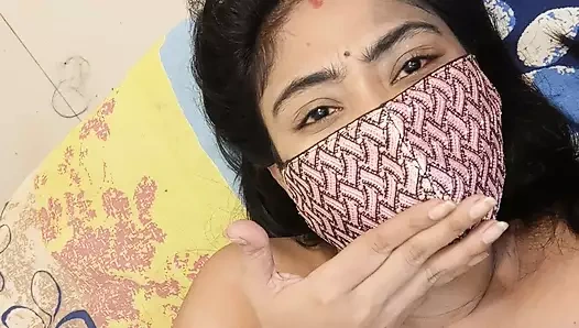 Güzel küçük memeli azgın ev arkadaşı üniversiteli oda arkadaşına şaka yapıyor