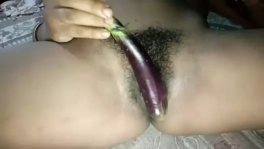 On sekiz yaşındaki kız öğrenci brinjal ile sikişiyor