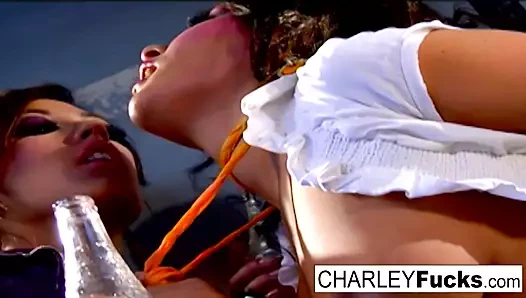 Charlie seksi esmer ile biraz kaygan ve ıslak eğlence var