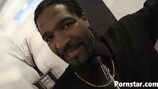 Siyahi güzel rane revere sert seksin tadını çıkarıyor