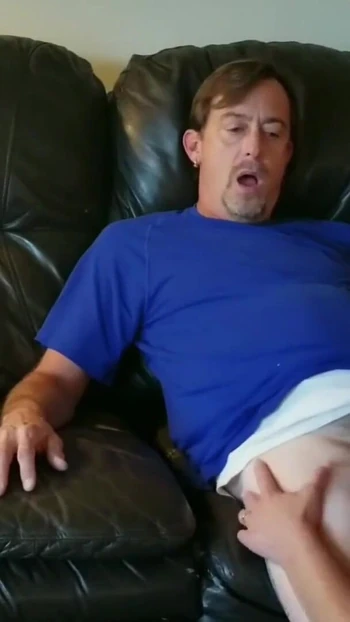 Захватывающий момент из "Получить это от стриптизерше невестки"