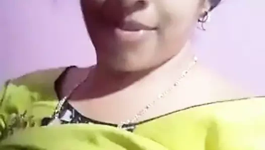 Tamil teyze süt dolu göğüsler ile selfie alır