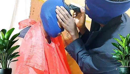 Ateşli genç kız barda berberin sert sikişi tarafından baştan çıkarılıyor ve çiğniyor. Zevk aldı ve boşalana kadar çok sert sikildi, tatlı amcık