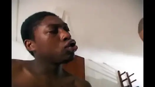 Beyaz adam 3 büyük zenci yarağı tarafından sikiliyor