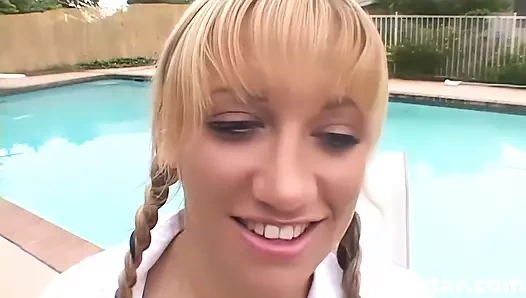 Tatlı genç teena fine sikişmek için her şeyi yapmaya hazır