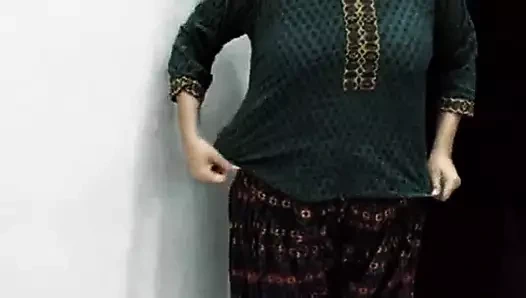 Dul ateşli ve seksi altın kadın hishot ve seksi vücut ve güzel bobbs ve memelerle zevk aldı