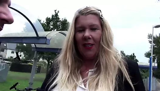 Die BBW Hausfrau an der Bushaltestelle abgeschleppt