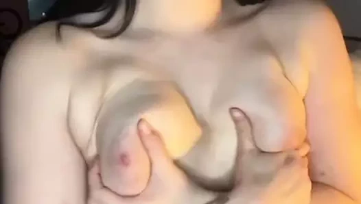 Mükemmel vücutlu 18 yaşındaki kız soyunuyor ve kendisiyle oynuyor