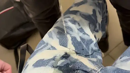 Eşcinsel dazlak Kinkysirius, umumi tuvalette altın bir duş alıyor