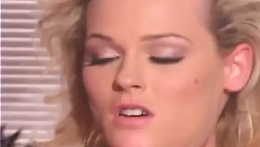 Marty Zion Phoenix Ray ile her şeye başlıyor ve erotik gerginliğin girdabı dönmeye başlıyor