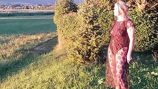 Büyükanne Dışarıda Şeffaf Bir Gövde Giyiyor.