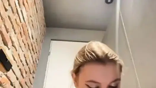 Tuvalette anal sikiş. Amcığı parmaklıyor. Yoldan geçen bir adam beni mastürbasyon yaparken gördü!