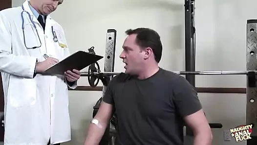 Gözlüklü seksi sarışın hemşire bir hastayı emzirdikten sonra doktora tüm deliklerini veriyor