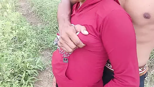 Hintli köylü kız arkadaş ormanda Hintçe sesli açık havada seks yapıyor