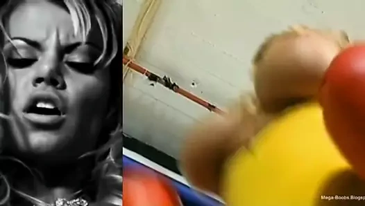 Boks yaparken ağır çekimde zıplayan sahte sürtük memeler